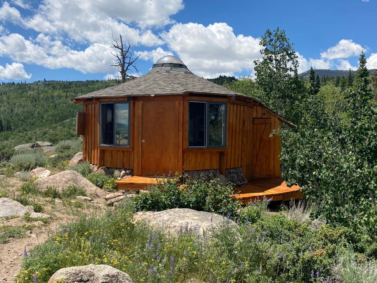 Red-Tail Roundhouse At 22 West Cabins And Recreation Hebron Buitenkant foto