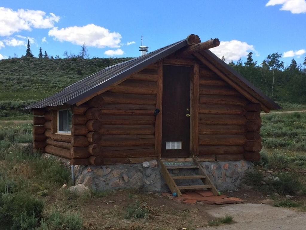 Red-Tail Roundhouse At 22 West Cabins And Recreation Hebron Buitenkant foto