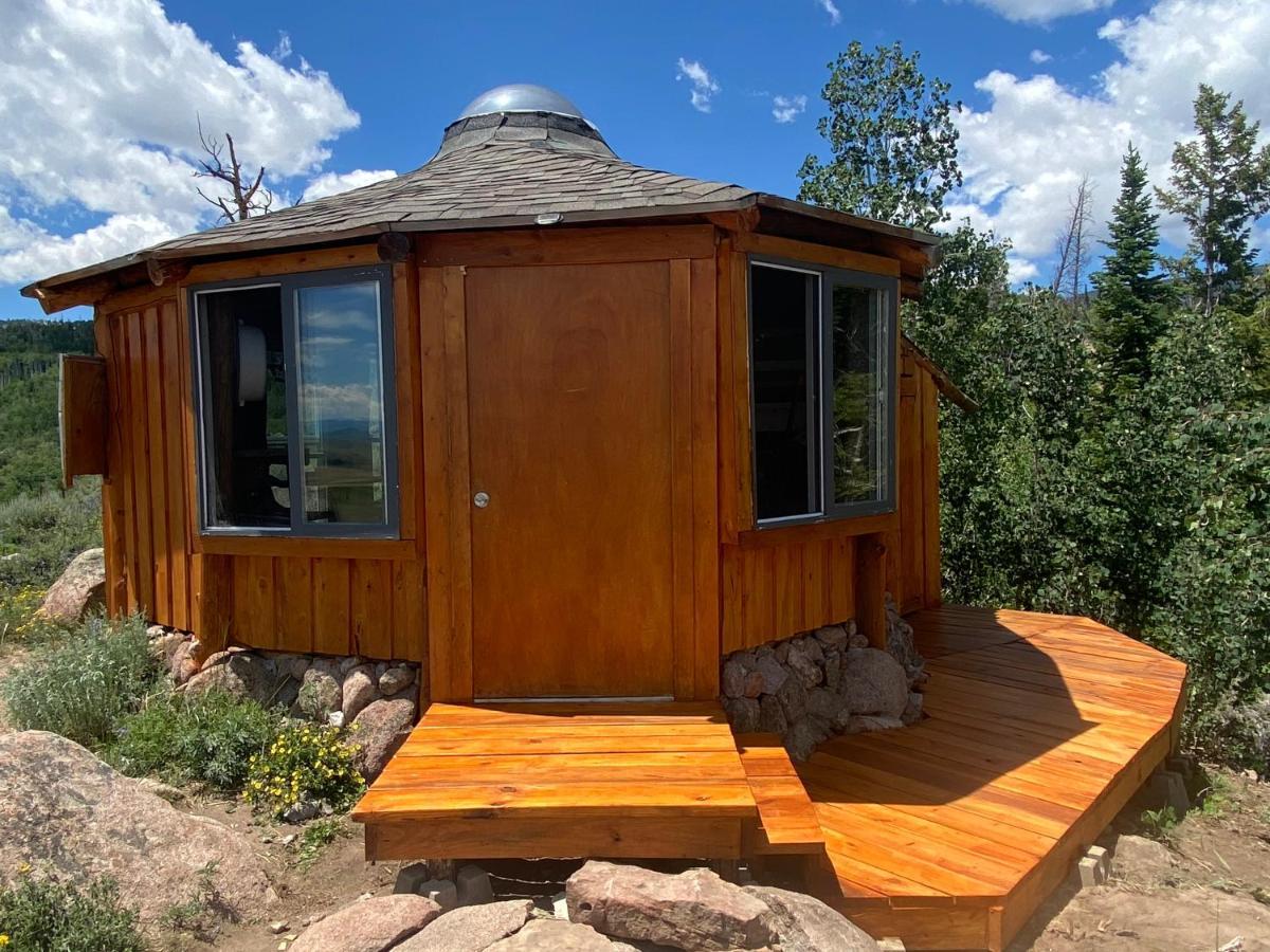 Red-Tail Roundhouse At 22 West Cabins And Recreation Hebron Buitenkant foto