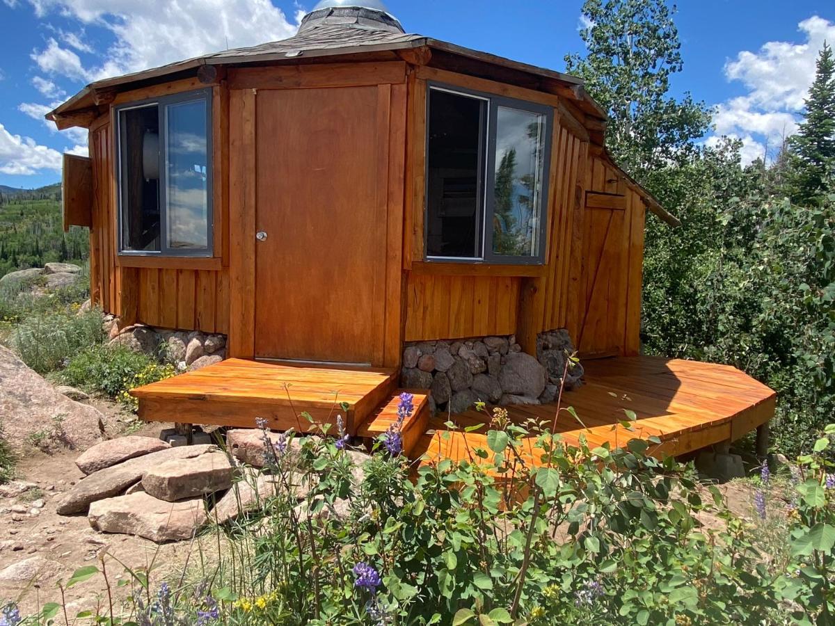 Red-Tail Roundhouse At 22 West Cabins And Recreation Hebron Buitenkant foto