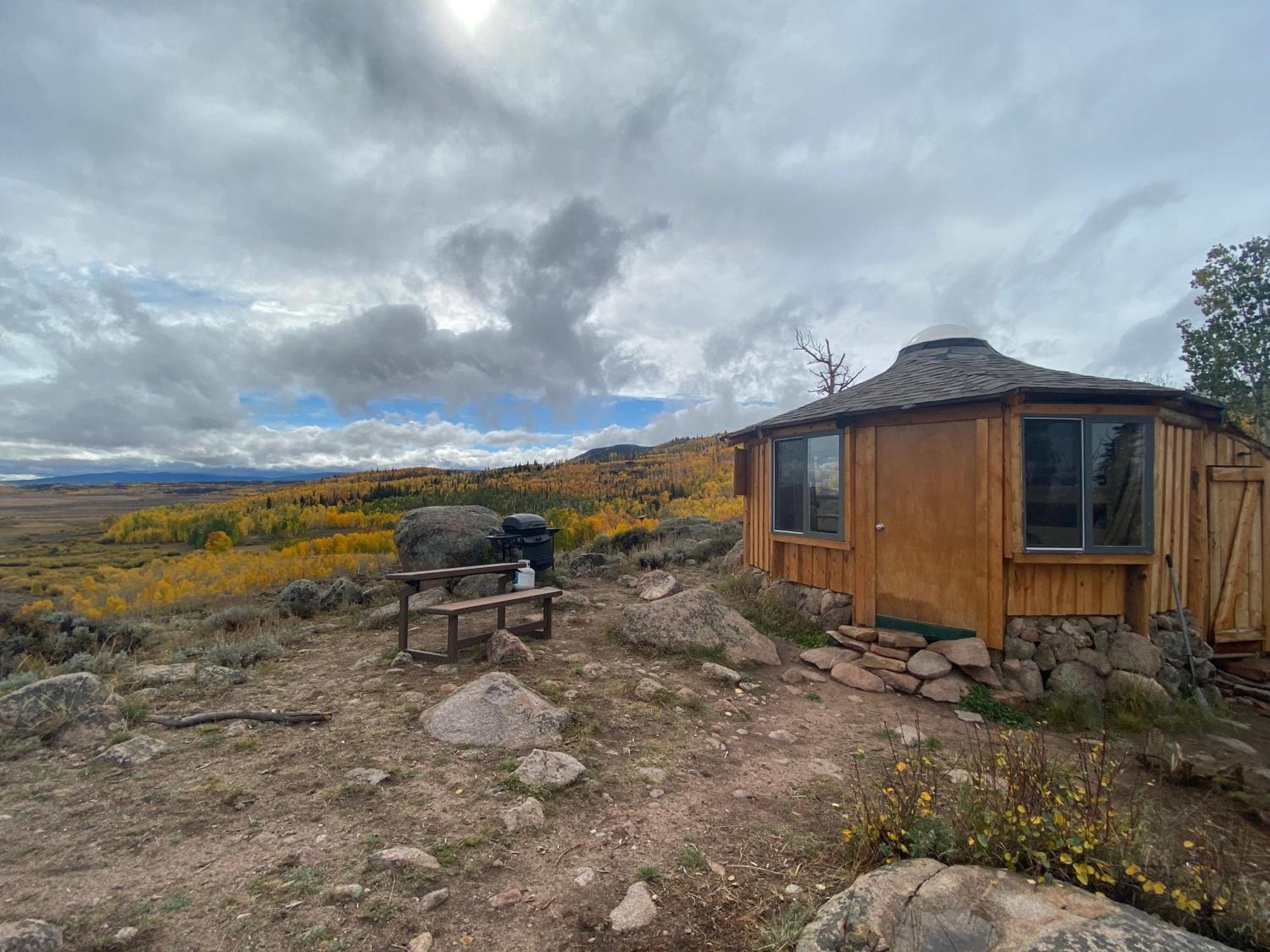 Red-Tail Roundhouse At 22 West Cabins And Recreation Hebron Buitenkant foto